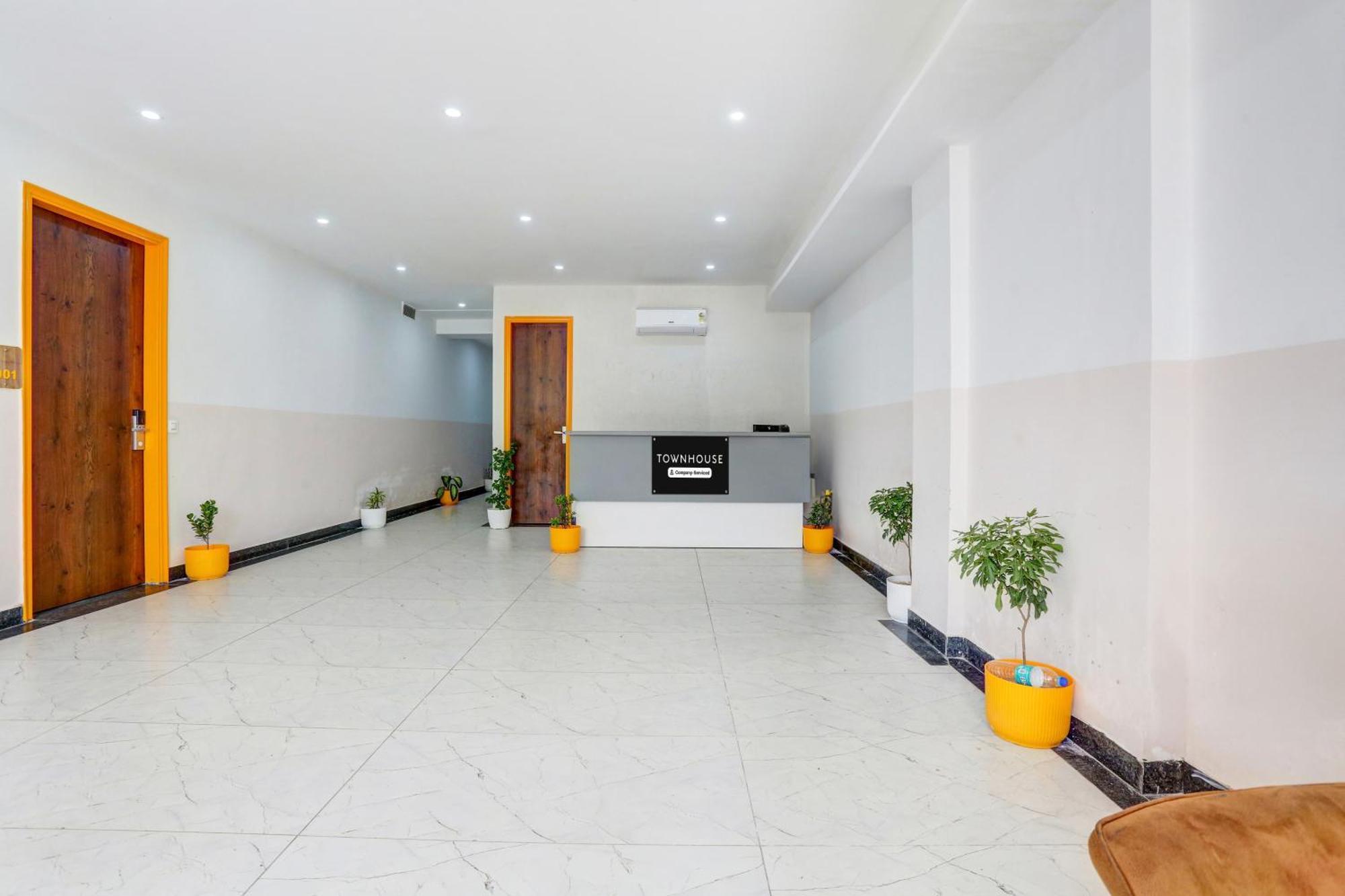 Super Townhouse Sector 69 Gurgaon Hotel Bagian luar foto