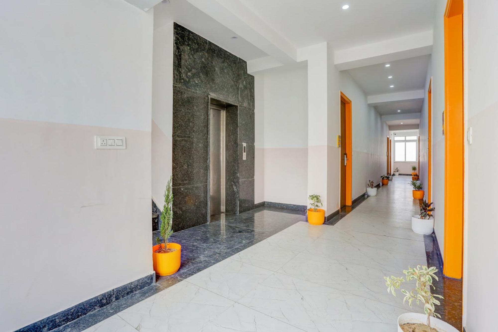 Super Townhouse Sector 69 Gurgaon Hotel Bagian luar foto